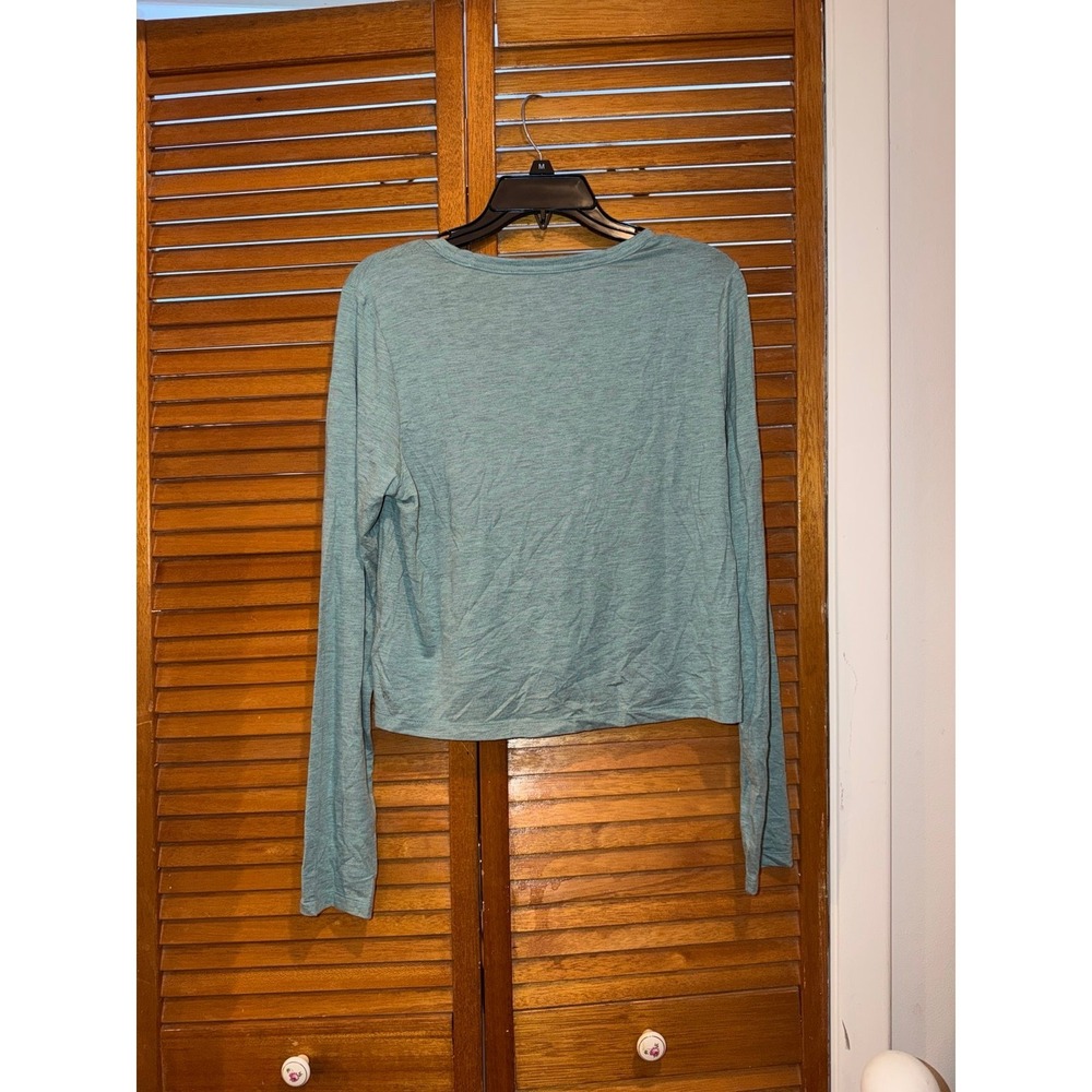 Travis Mathew Womens Long Sleeve Cropped Shirt. Womens Medium (NWOT) - Picture 4 of 4